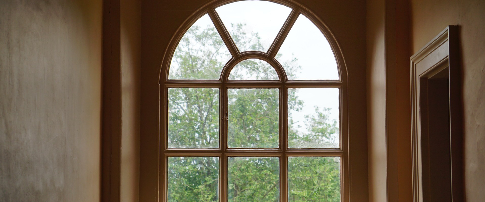Choosing The Right Mobile Crane For Your Brisbane Home Window Replacement Project